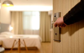 Cómo mejorar la eficiencia energética en la reforma de hoteles, con el uso de equipos más eficientes en las habitaciones y zonas comunes.